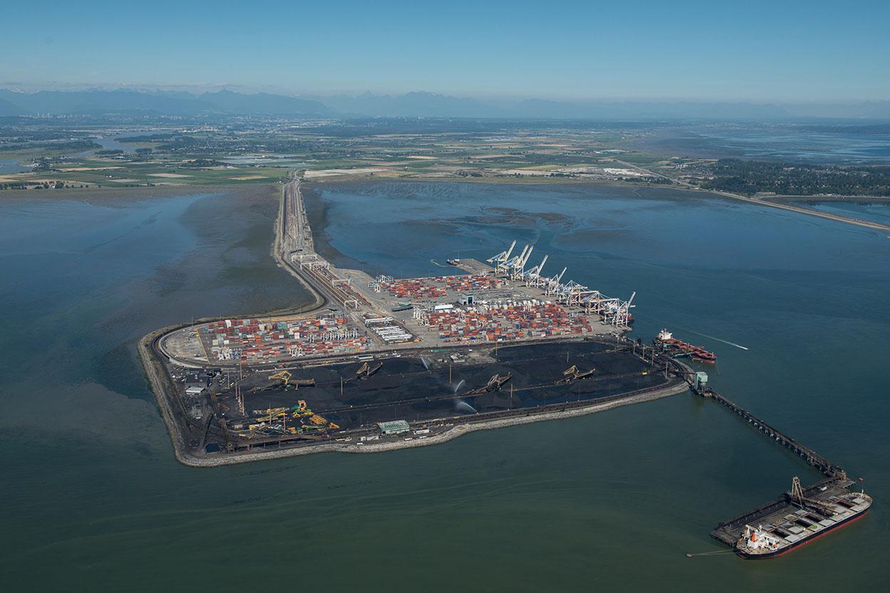 El nuevo puerto de Vancouver se ha construido sobre un brazo artificial ganado al mar para que puedan fondear los barcos de mayor calado