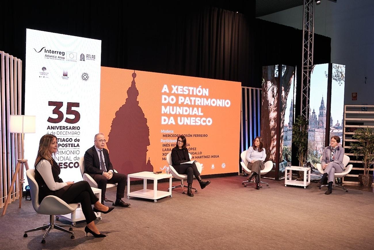 María del Carmen Martínez Insua, a la derecha, en una imagen de archivo de un evento sobre patrimonio cultural (Foto: Europa Press / Archivo).