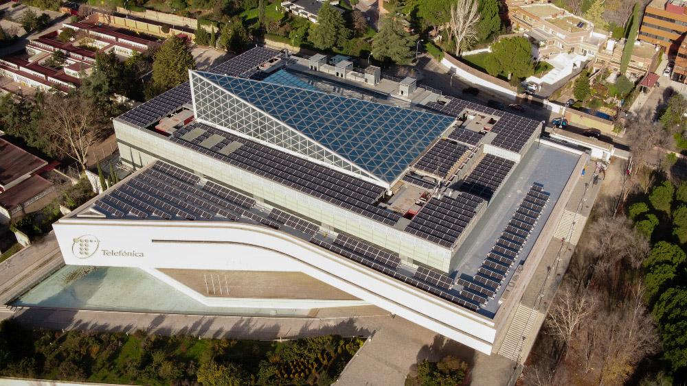 Telefónica promueve la autogeneración de energía limpia en sus instalaciones mediante la implantación de estaciones híbridas con energía fotovoltaica para reducir las emisiones de CO2