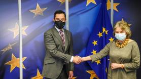 El presidente de la Junta de Andalucía, Juan Manuel Moreno, este martes en Bruselas, en una reunión con la comisaria europea de Cohesión y Reformas, Elisa Ferreira. JESÚS MORON JUNTA DE ANDALUCÍA
