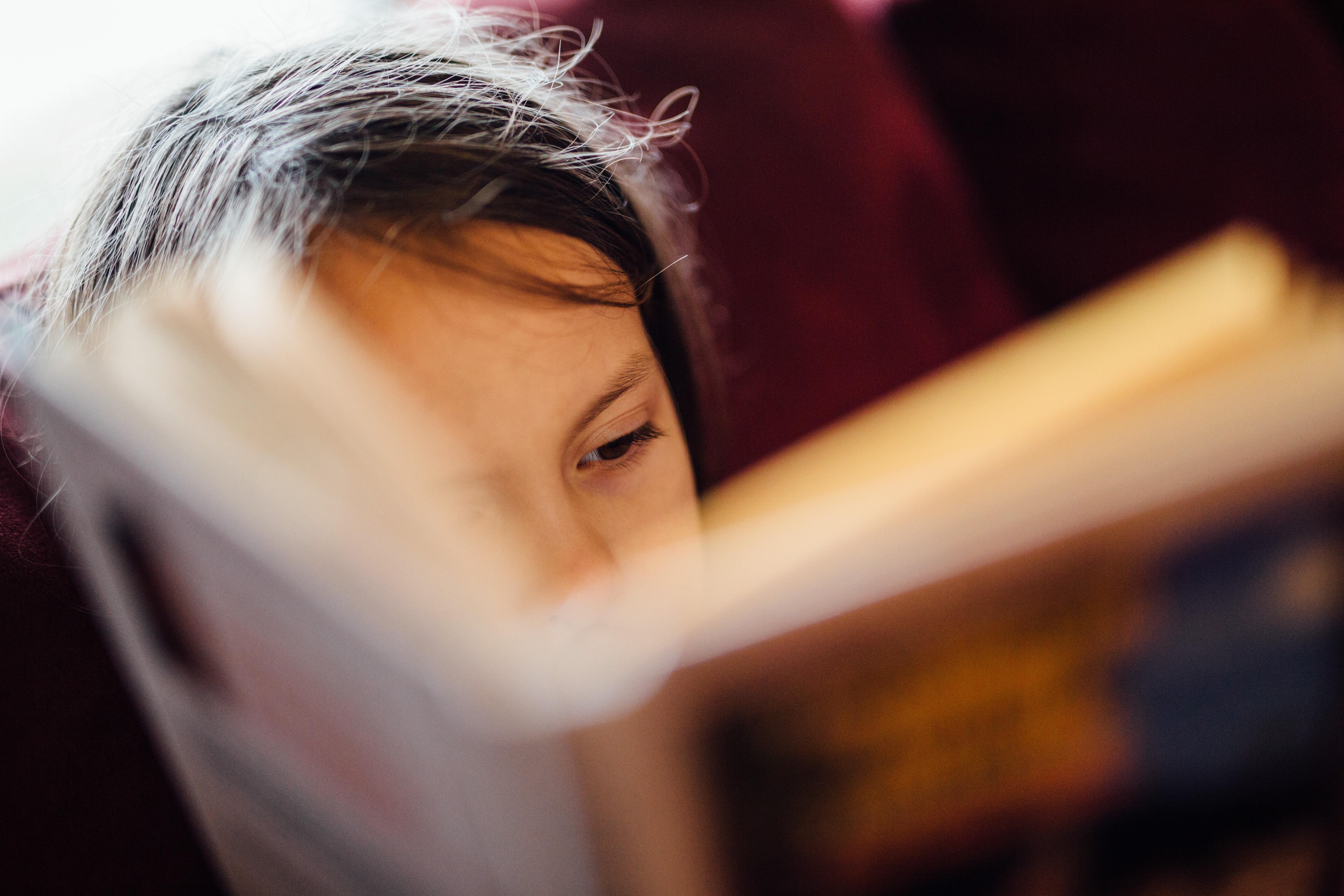 Niña leyendo. Unsplash