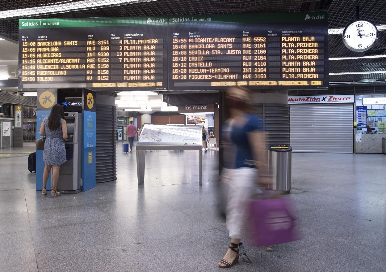 Pasajeros en el panel de salidas de la estación de AVE de Atocha. Europa Press