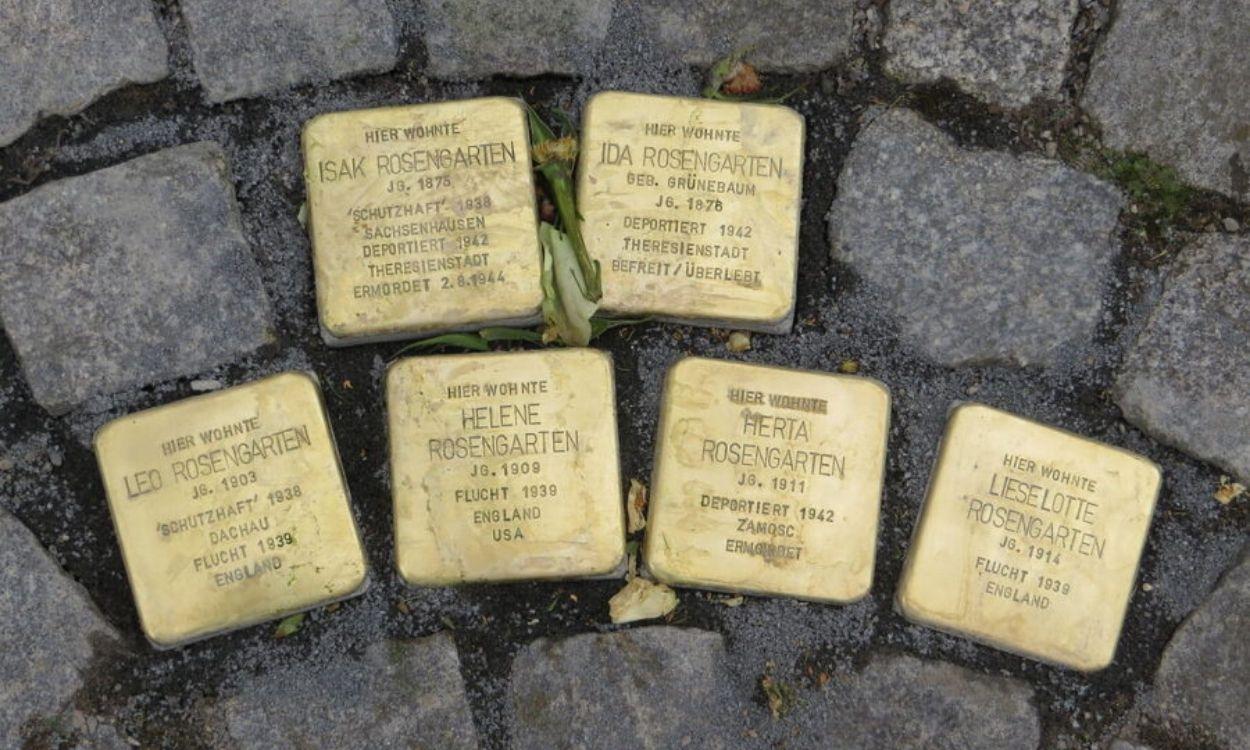 Stolpelsteine en el suelo de Witten (Alemania). Wikipedia.