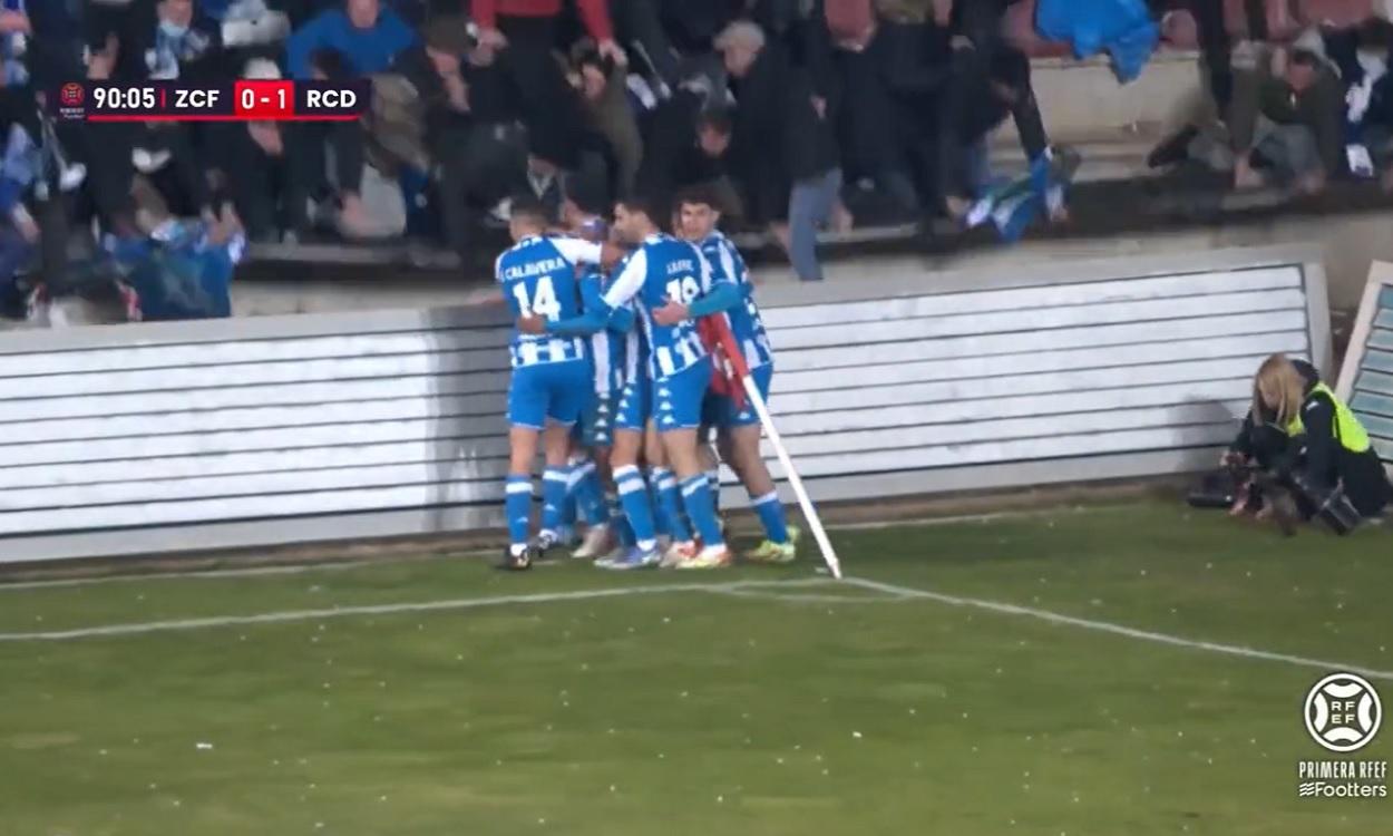 El momento en el que una de las gradas se derrumba durante el partido entre el Zamora y el Deportivo de la Coruña.