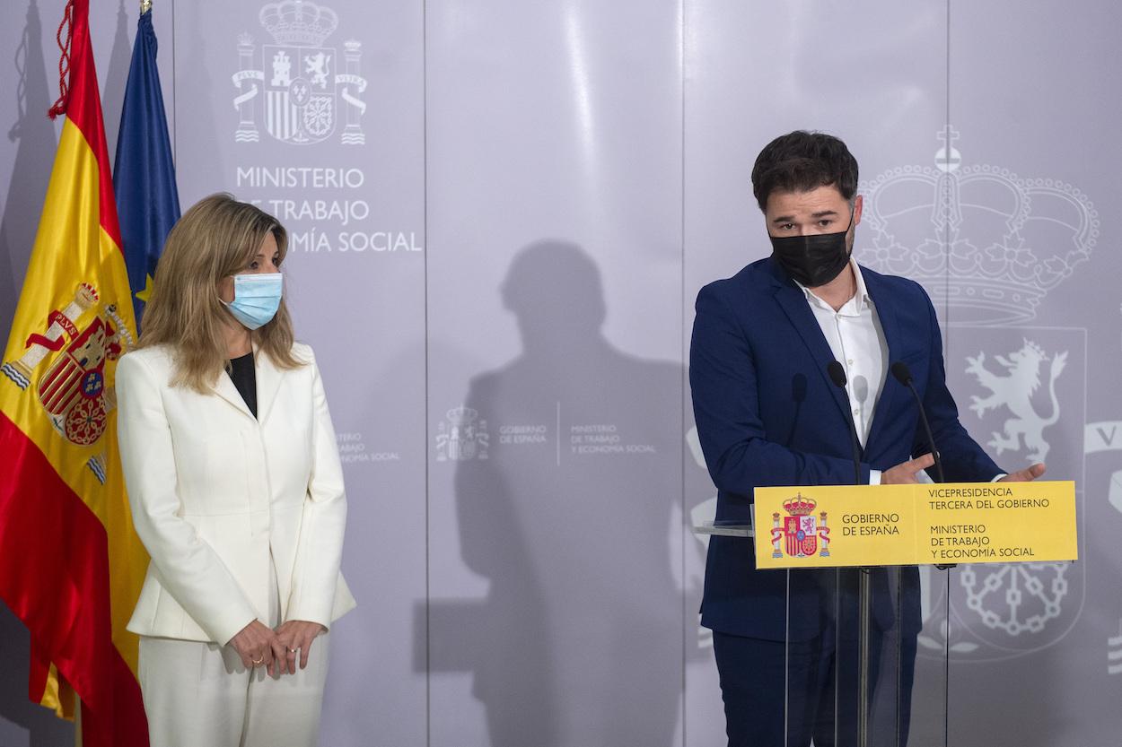 La vicepresidenta tercera del Gobierno y ministra de Trabajo y Economía Social, Yolanda Díaz, y el portavoz del grupo parlamentario de ERC, Gabriel Rufián