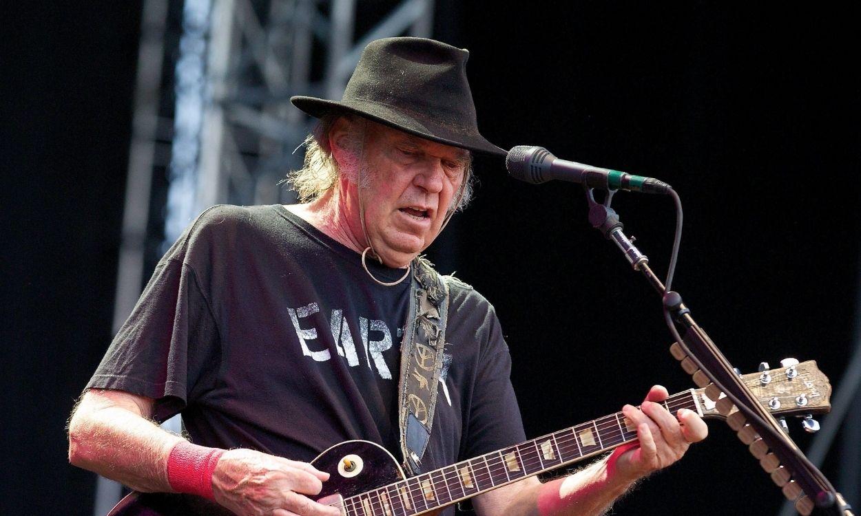 El cantante canadiense Neil Young durante un concierto. Europa Press.