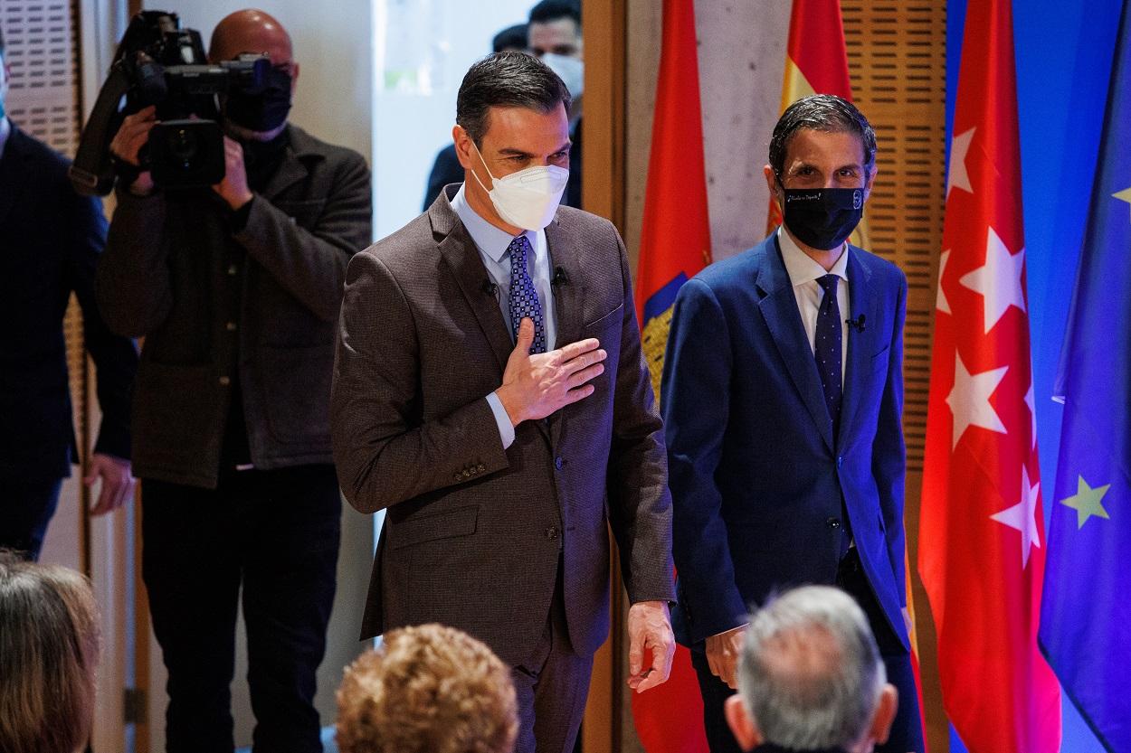 El presidente del Gobierno, Pedro Sánchez, y el alcalde de Alcalá de Henares, Javier Rodríguez Palacios, a su llegada al acto sobre pensiones. Europa Press