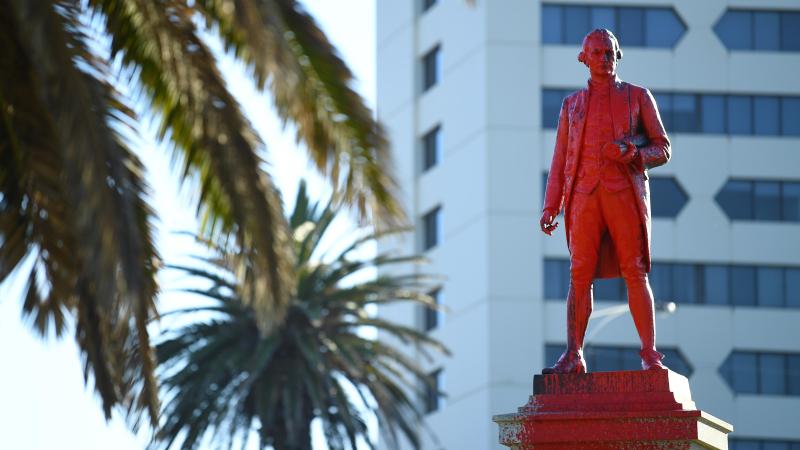 Pintura roja cubriendo una estatua destrozada del Capitán James Cook en Catani Gardens en St Kilda, Melbourne