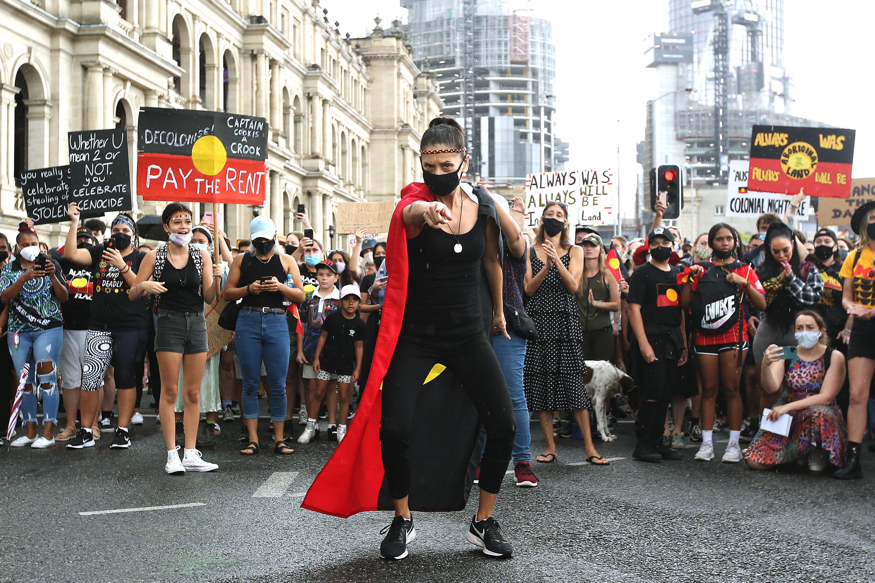 Activistas bailan durante un mitin del Día de la Invasión en Brisbane
