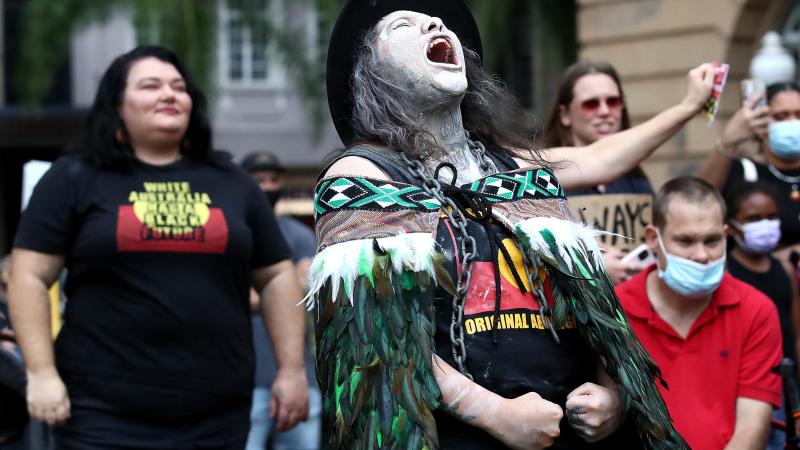 Una activista canta durante un mitin del Día de la Invasión en Brisbane Una activista canta durante un mitin del Día de la Invasión en Brisbane