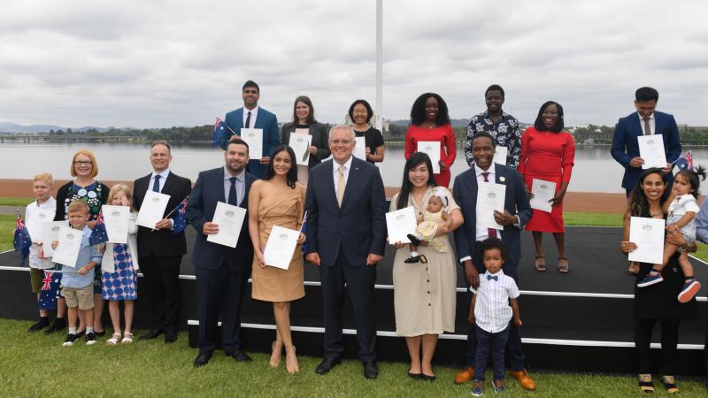 El primer ministro Scott Morrison posa con nuevos ciudadanos durante el Día Nacional de Australia
