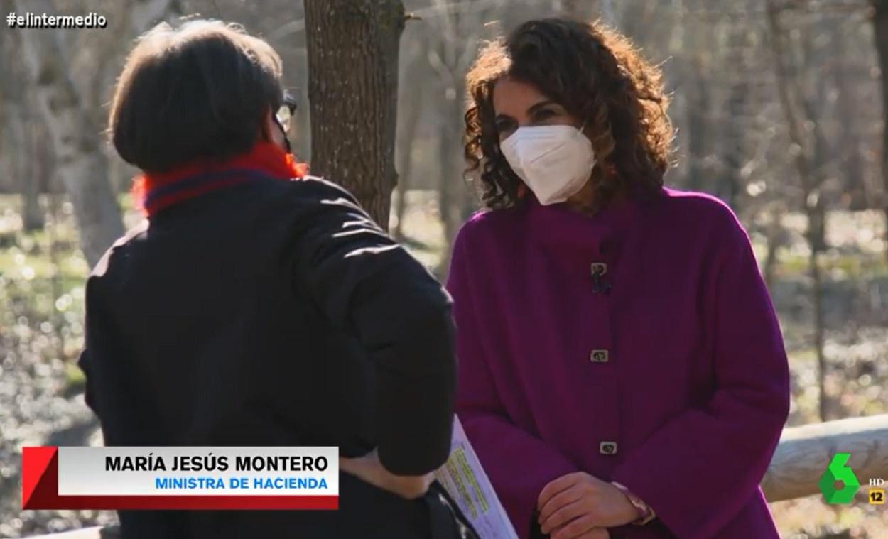 La ministra de Hacienda, María Jesús Moreno, con Thais Villas. El Intermedio