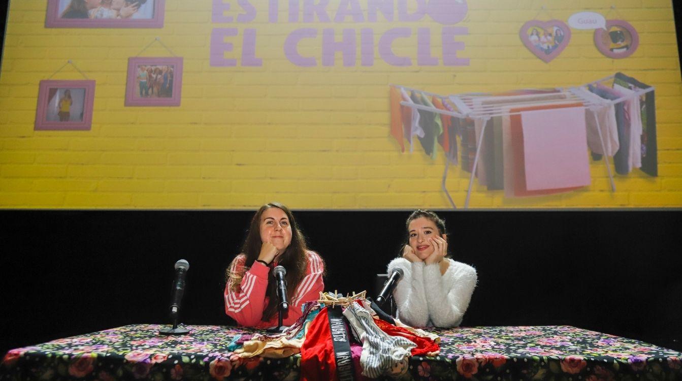 Carolina Iglesias y Victoria Martín, creadoras y locutoras del podcast ‘Estirando el Chicle’, que forma parte de la oferta Prisa Audio