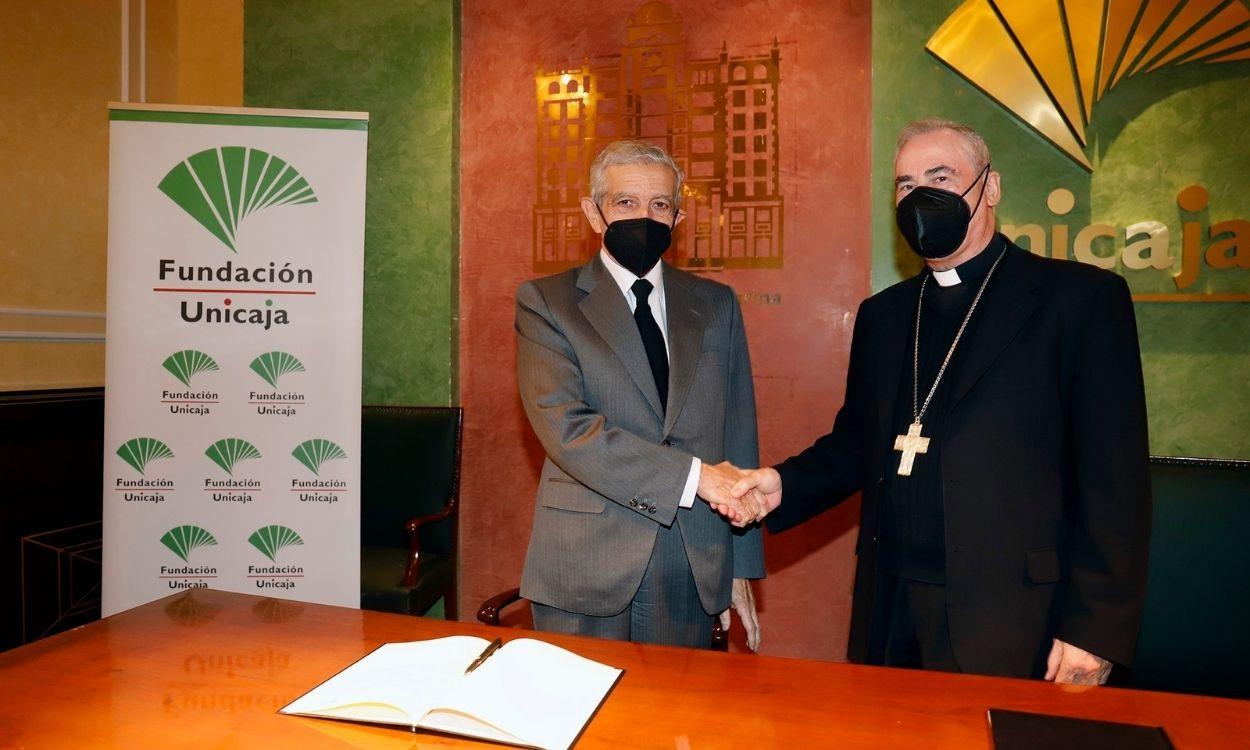 El presidente de la Fundación Unicaja, Braulio Medel, junto al obispo de Málaga, Jesús Catalá. Europa Press.