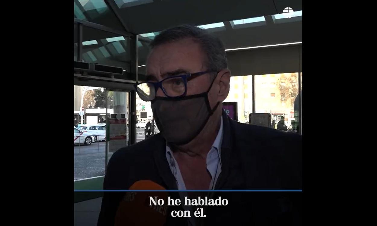 Carlos Herrera atendiendo a un medio de comunicación.