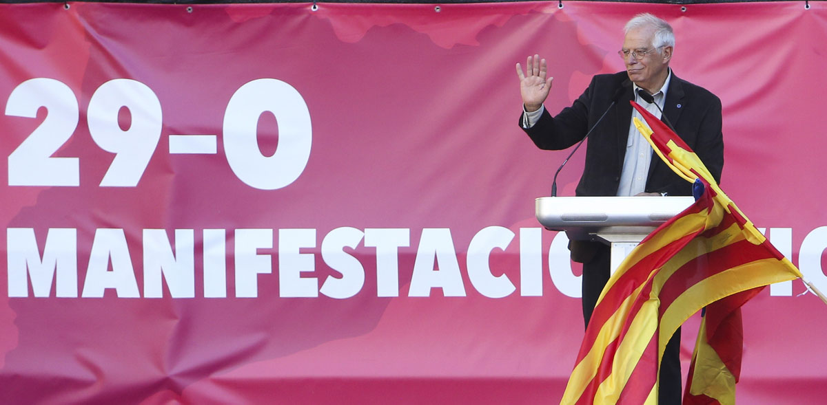 El expresidente del Parlamento Europeo, Josep Borrell, durante su intervención en la manifestación contra la independencia.