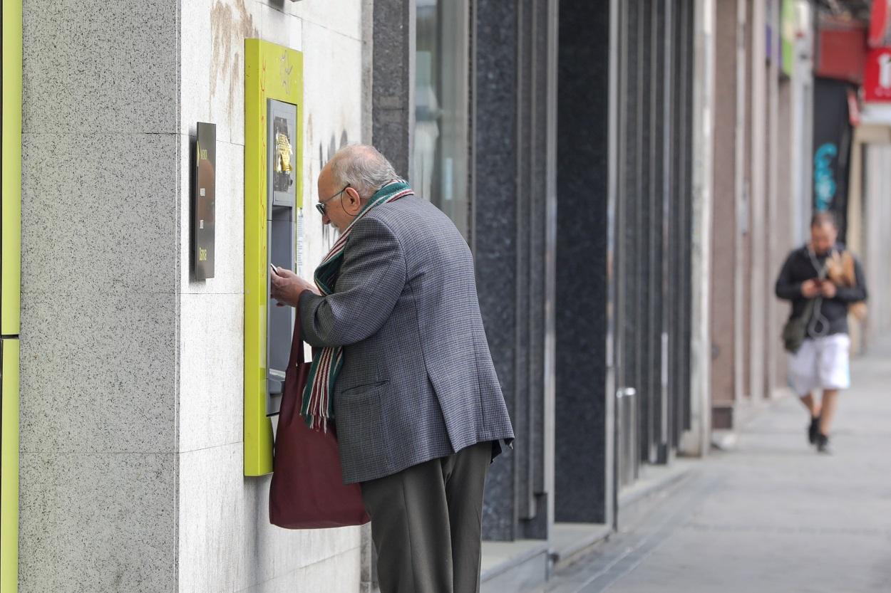 Un anciano saca dinero de un cajero. Fuente: Europa Press.