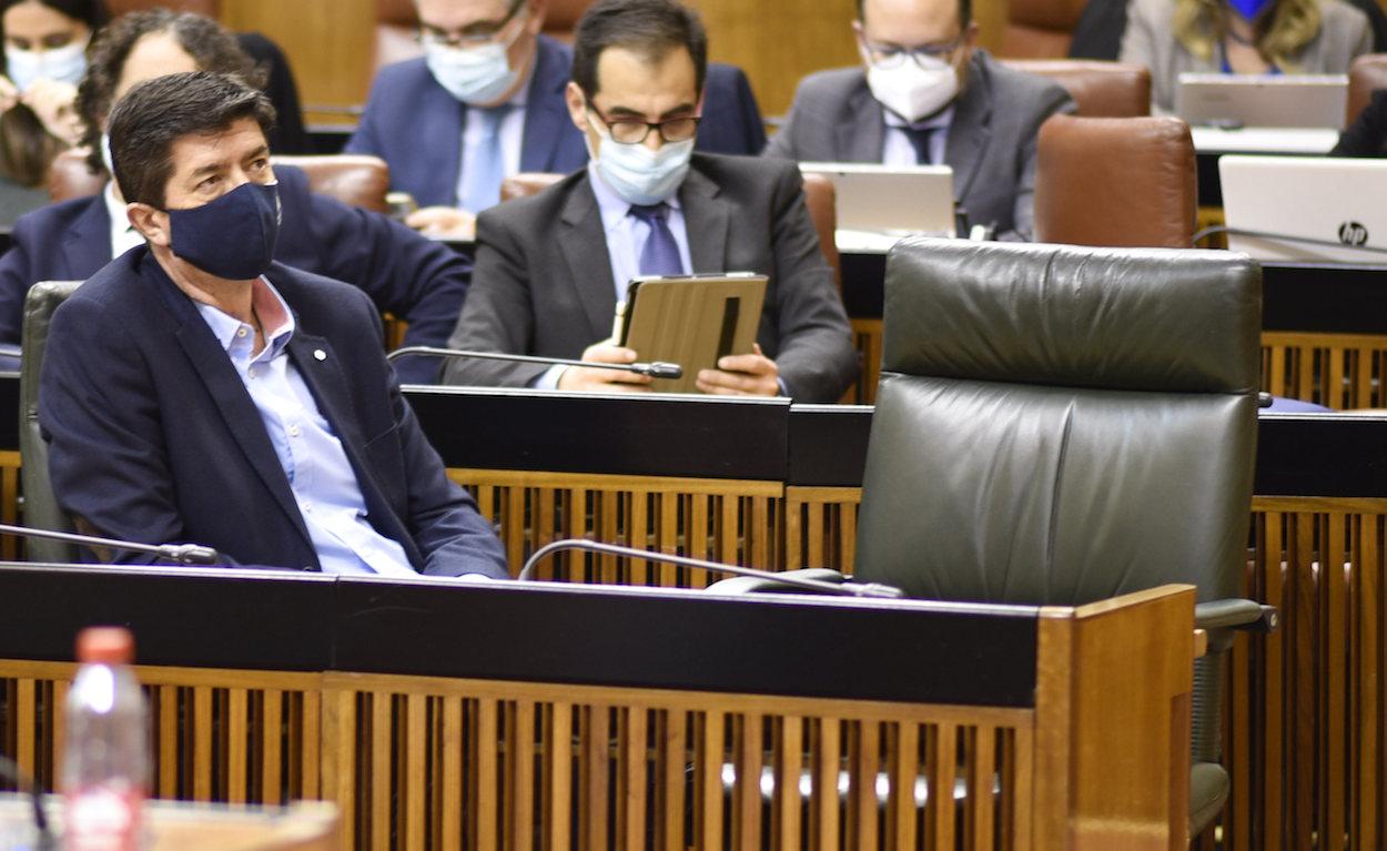 El vicepresidente Juan Marín, hoy en el Pleno junto al sillón vacío de Juan Manuel Moreno.