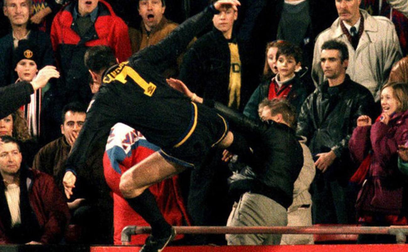 Momento en que Cantona propina una patada a un ultra que le gritó insultos racistas desde la grada.