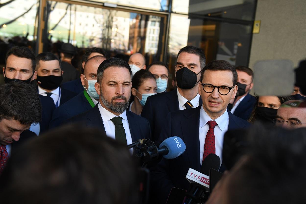 El presidente de Vox, Santiago Abascal (i), y el primer ministro de Polonia, Mateusz Morawiecki (d), realizan una intervención ante los medios. Fuente: Europa Press.