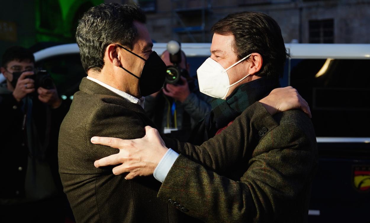 Juan Manuel Moreno y Alfonso Fernández Mañueco se abrazan afectuosamente en el arranque de la campaña de Castilla y León. MANUEL ÁNGEL LAYA/EP 