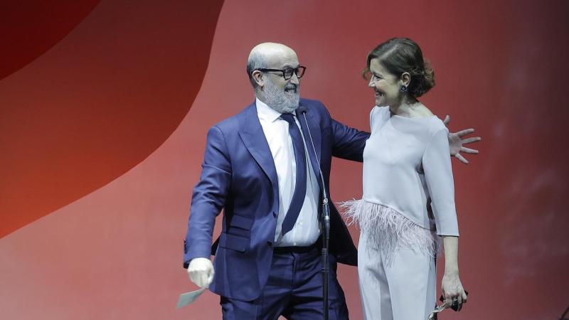 El actor Javier Cámara, premio Feroz mejor protagonista de una serie, invita a la actriz María Pujalte, mejor actriz protagonista de una serie, a compartir escenario en la gala IX edición de los Premios Feroz. Fuente: Europa Press.