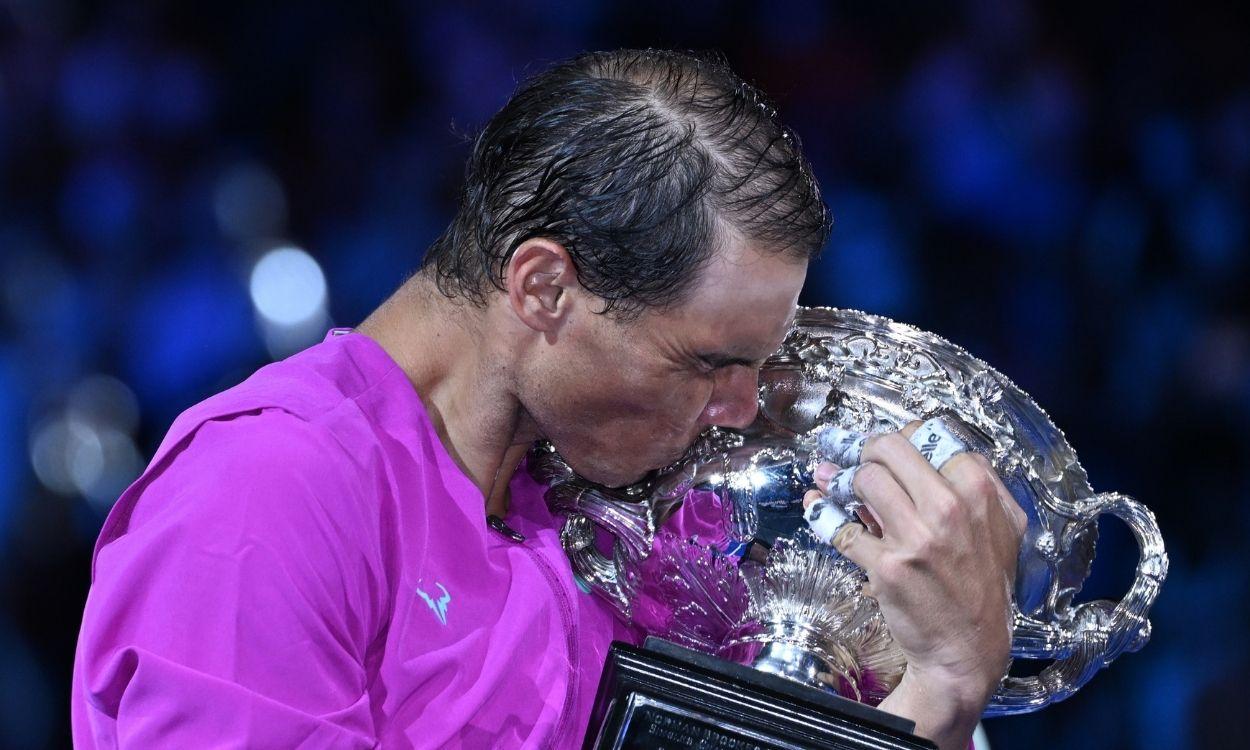 Rafa Nadal celebra su segundo Open de Australia, que supone su título número 21 de Gran Slam. Europa Press. 