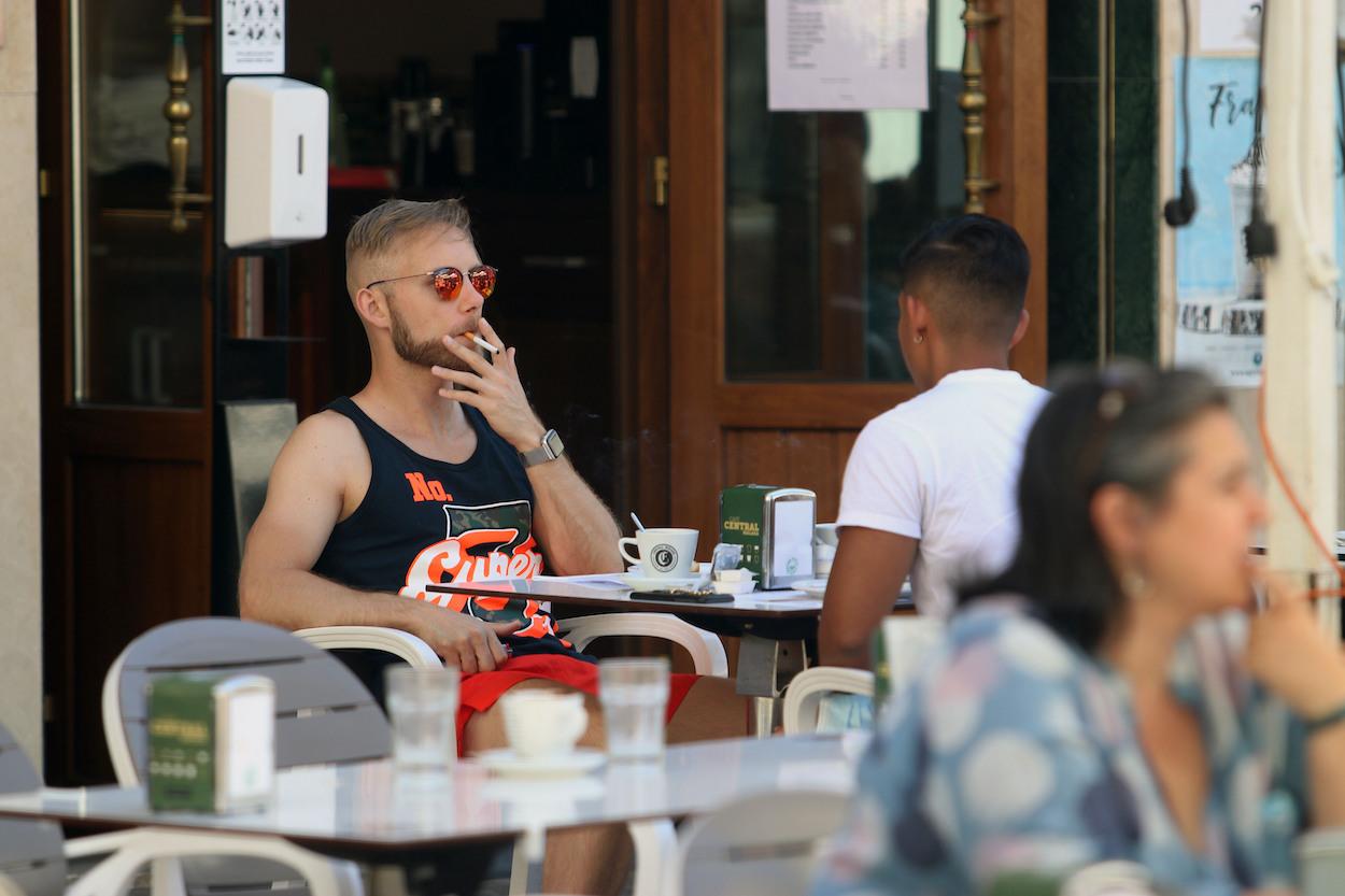 Imagen de archivo de una persona fumando en una terraza