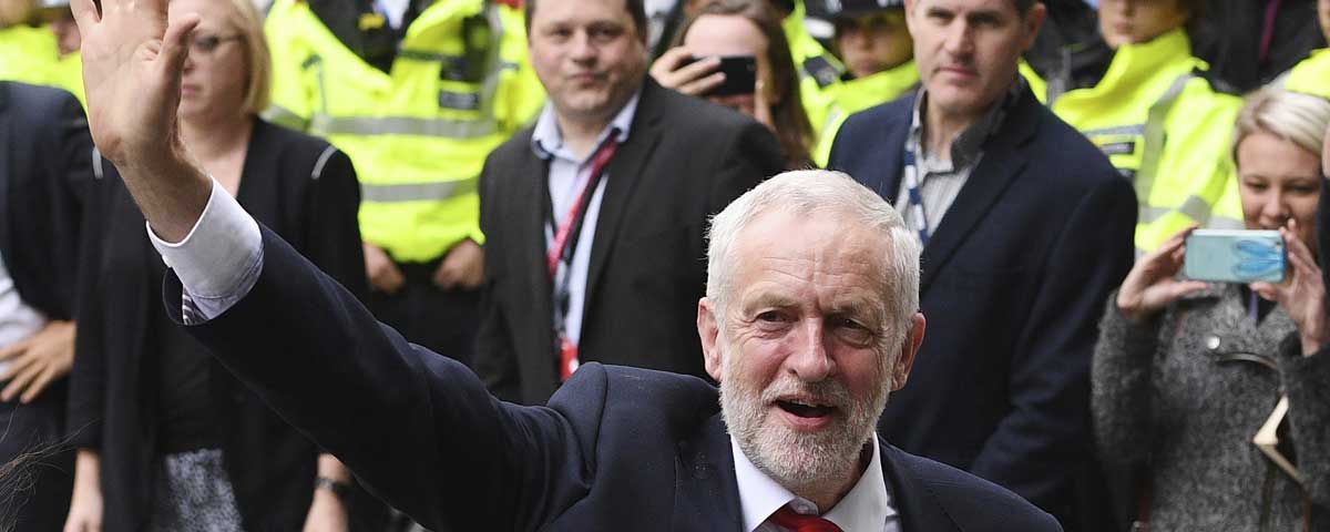El líder del Partido Laborista, Jeremy Corbyn, saluda a su llegada a la sede de su partido en el centro de Londres (Reino Unido).
