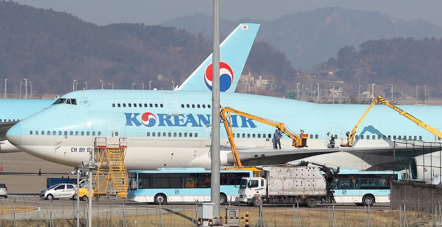 Un avión de Corea del Sur es limpiado en el aeropuerto. Archivo