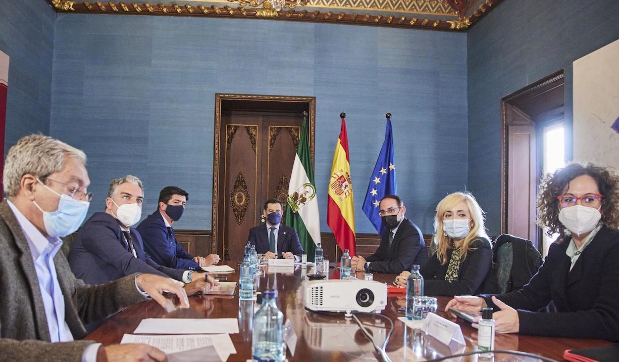 El presidente de la Junta, Juan Manuel Moreno, preside la reunión con los agentes sociales, celebrada este lunes en el Palacio del San Telmo.   Joaquin Corchero 