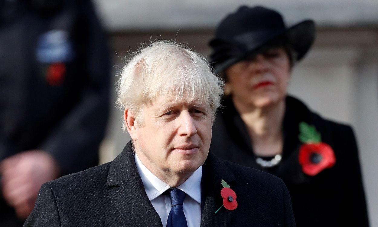 El primer ministro británico, Boris Johnson, y su predecesora Theresa May en el fondo. Europa Press. 