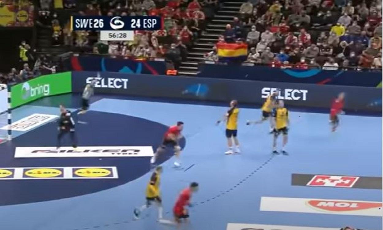 Ernesto Sarabia con la bandera de la II República en la final del Europeo de balonmano 2021. TVE