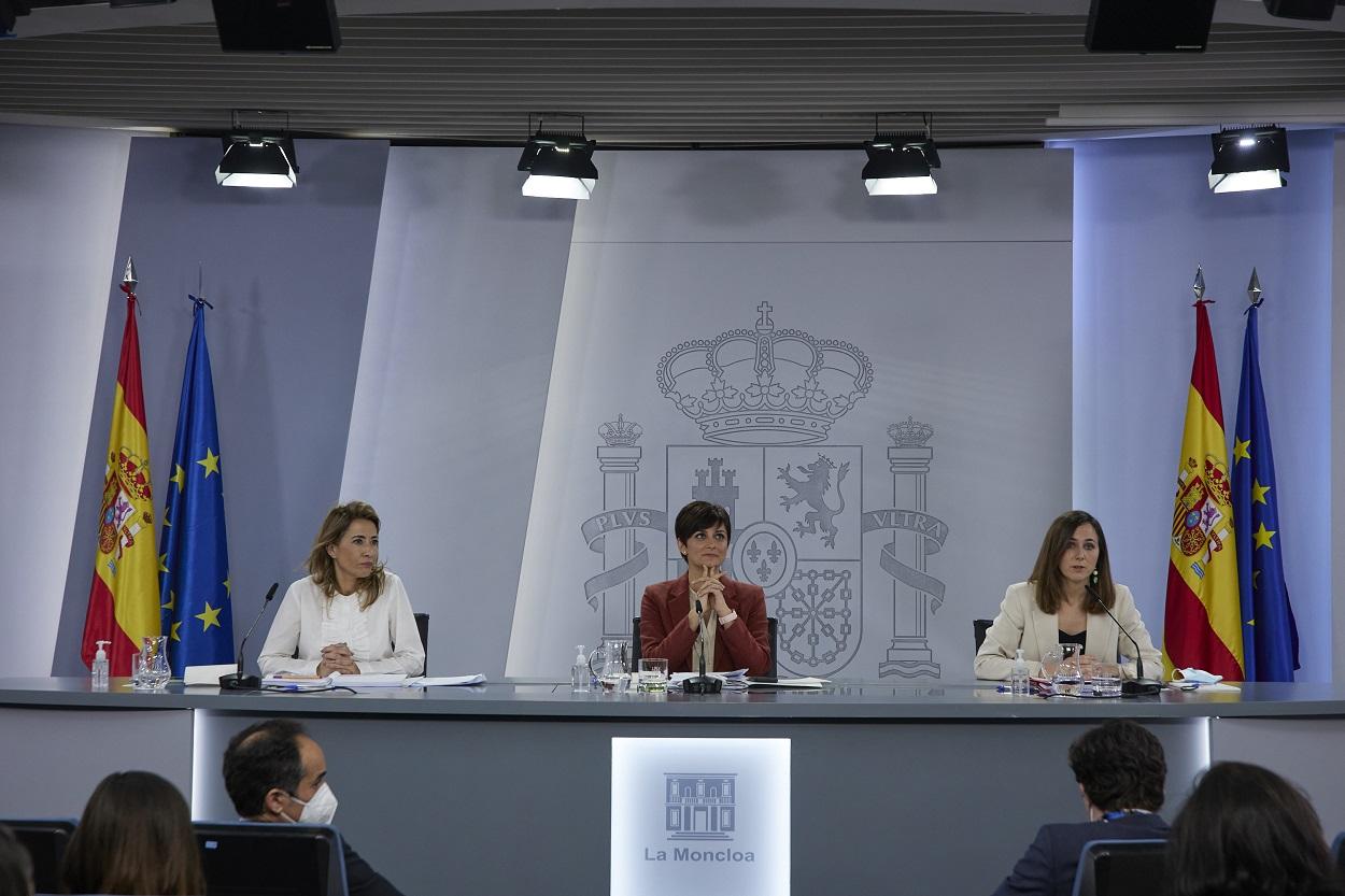 La ministra de Transportes, Movilidad y Agenda Urbana, Raquel Sánchez; la ministra portavoz, Isabel Rodríguez; y la ministra de Derechos Sociales y Agenda 2030, Ione Belarra, en la rueda de prensa posterior. Europa Press