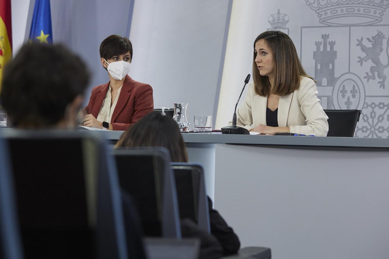 La ministra portavoz, Isabel Rodríguez (izquierda), y la ministra de Derechos Sociales, Ione Belarra. Fuente: Europa Press.