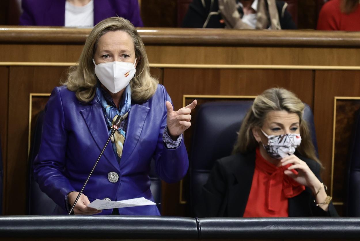 La vicepresidenta primera y ministra de Asuntos Económicos, Nadia Calviño, interviene en una sesión plenaria en el Congreso