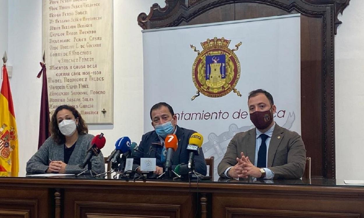 El concejal de Seguridad, José Luis Ruiz, la portavoz del Gobierno local, Isabel Casalduero, y el vicealcalde de Lorca, Francisco Morales comparecen en reuda de prensa. EP