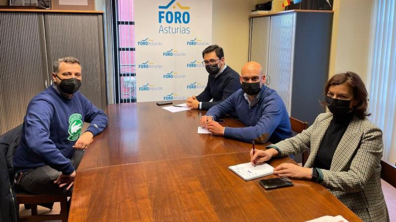 El profesor Yván Pozuelo en la sede de Foro Asturias. Foto de Foro