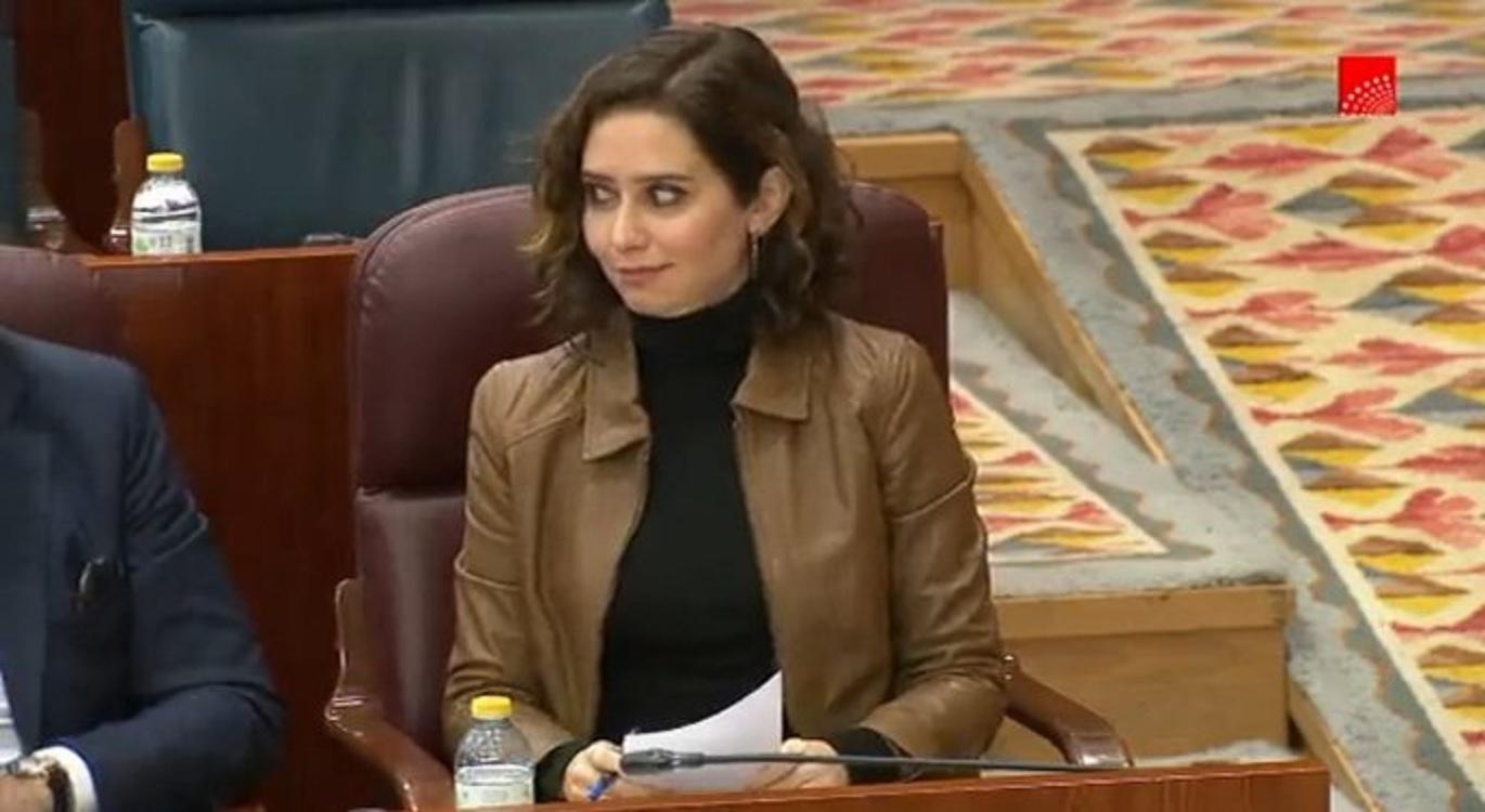 Ayuso se queda perpleja al escuchar a Carolina Alonso en la Asamblea de Madrid.