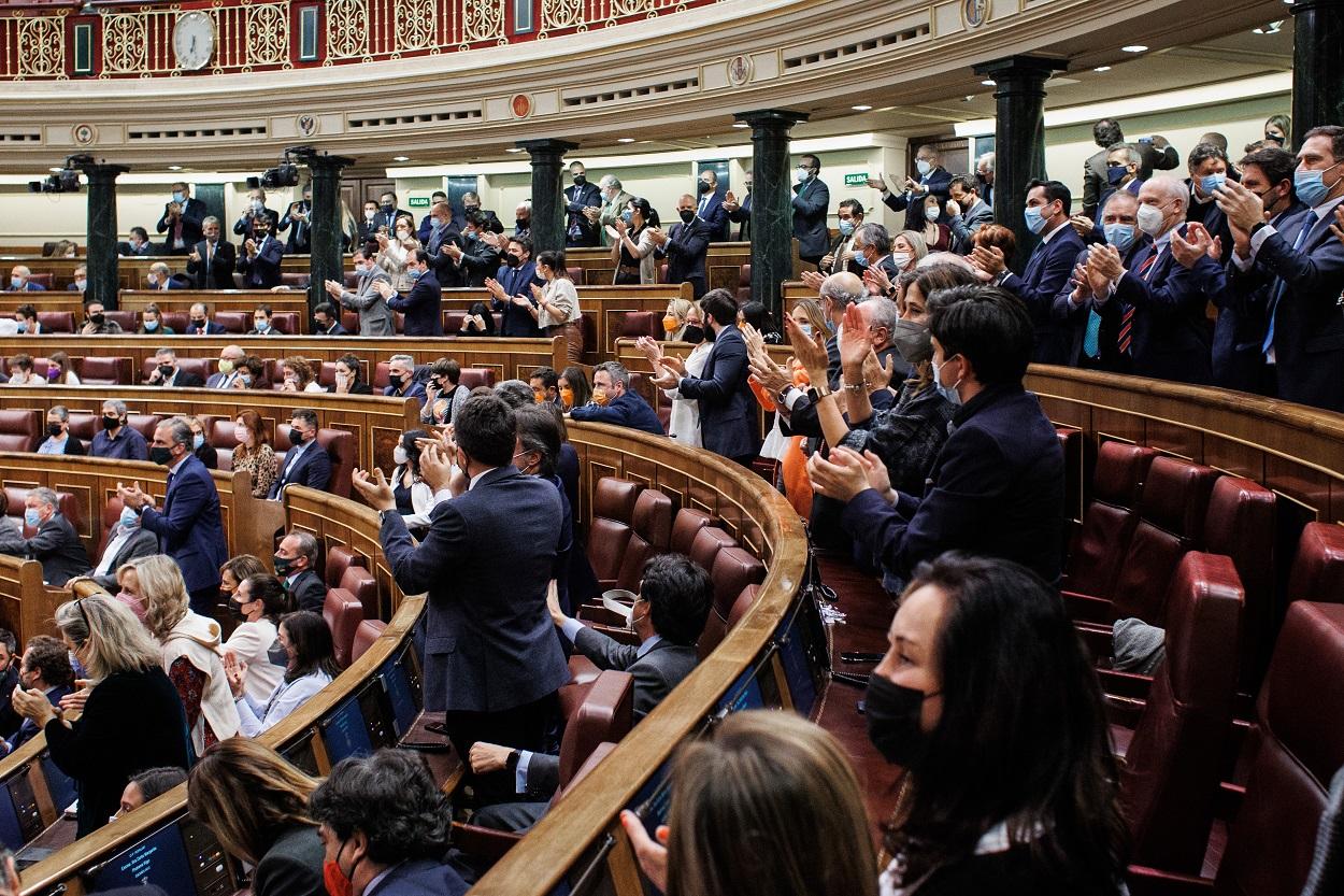 Diputados del PP aplauden en una sesión plenaria en el Congreso de los Diputados. Alejandro Martínez Vélez / Europa Press