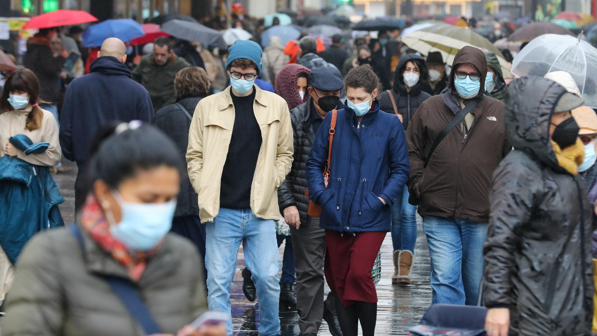 Personas con mascarilla por la calle. EP