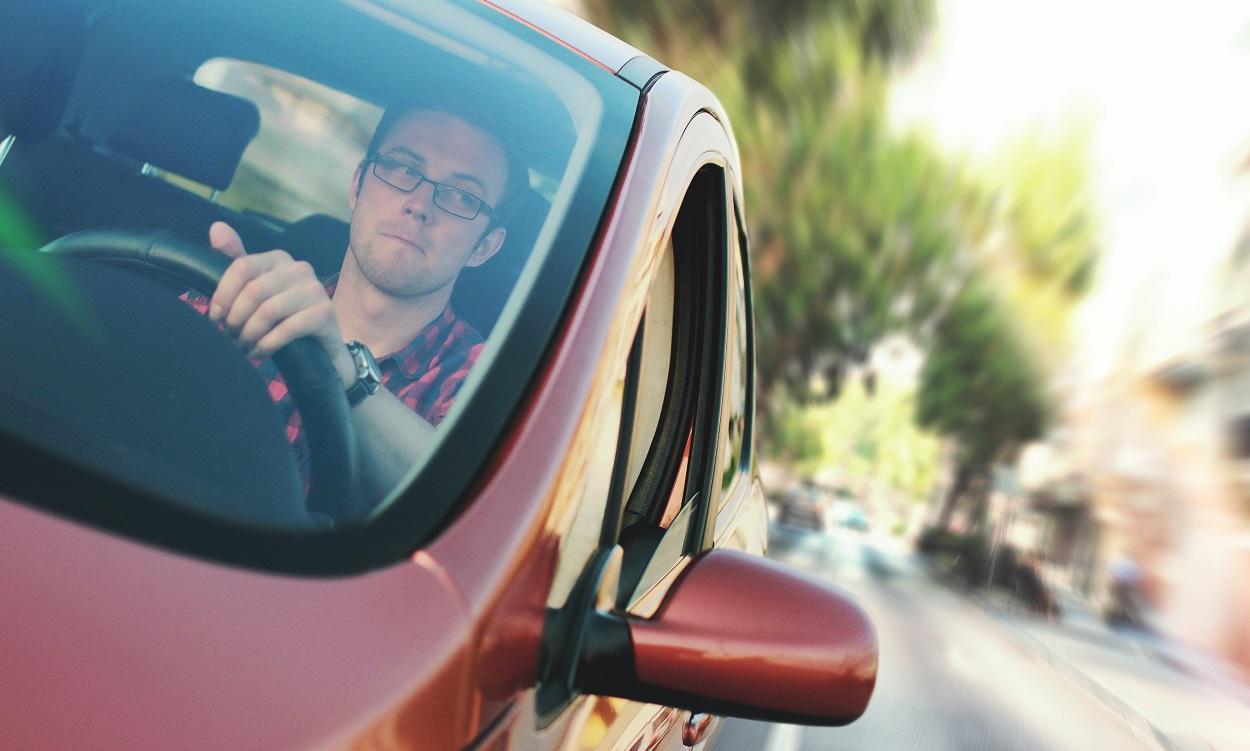 Imagen de archivo de un conductor en su vehículo. Pexels