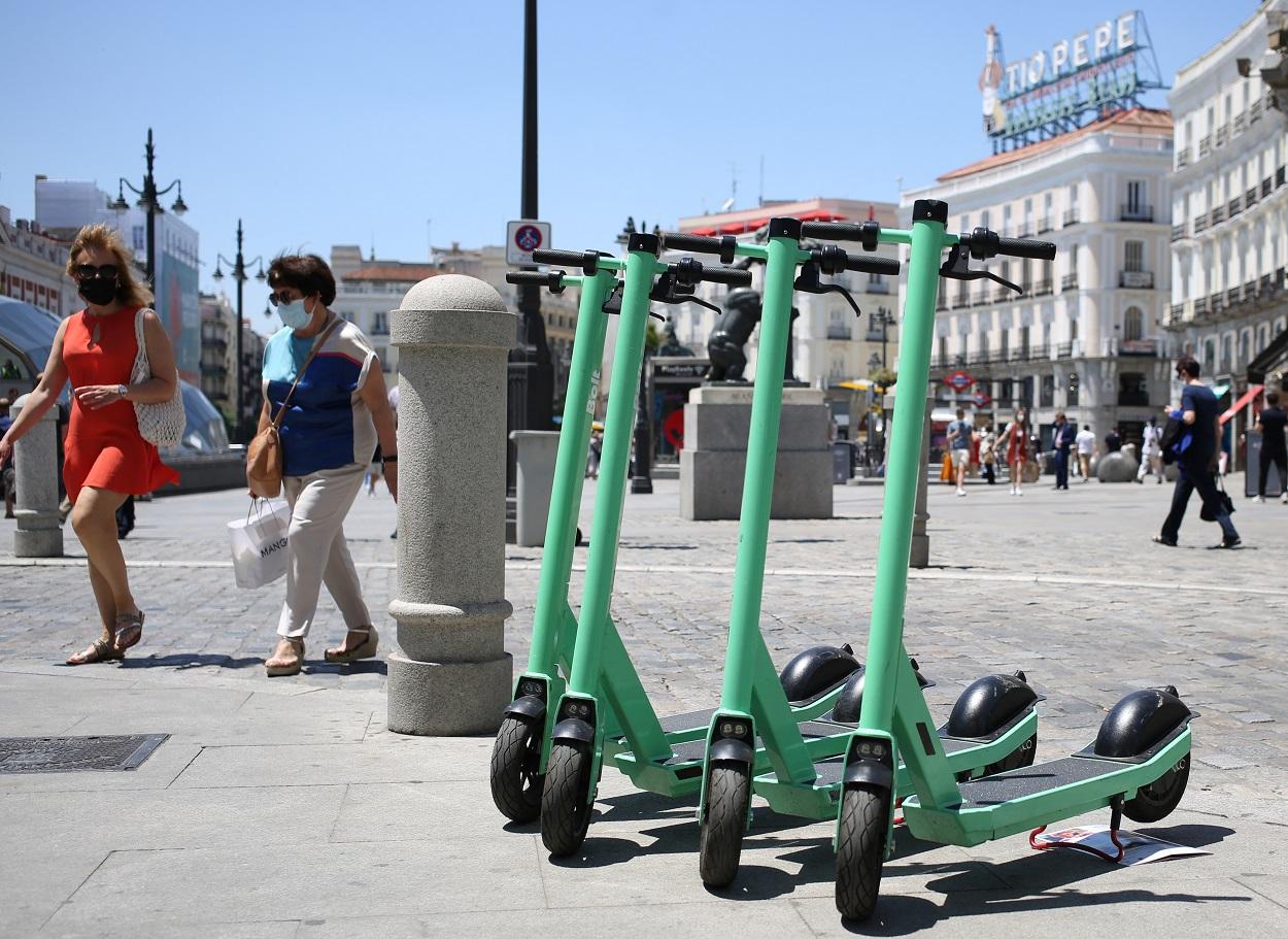 Varios patinetes estacionados en la Puerta del Sol (Madrid). Europa Press