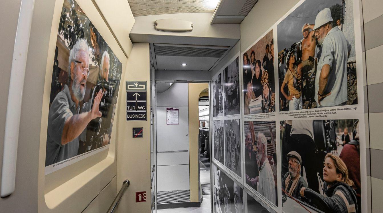 Renfe presenta una exposición de fotografía sobre Luis García Berlanga en el interior de un Ave Madrid-Valencia con motivo de la XXXVI edición de los Goya   