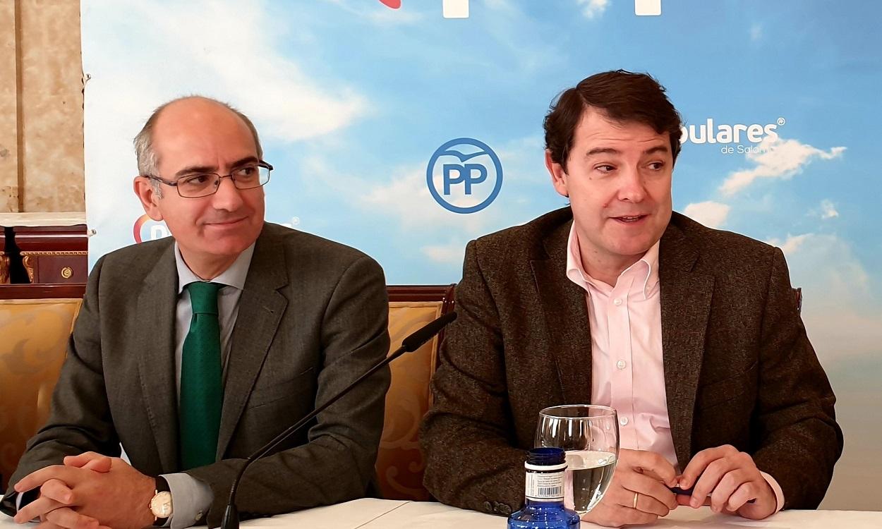 Javier Iglesias, presidente del PP de Salamanca, investigado por financiación ilegal, junto a Mañueco. EP