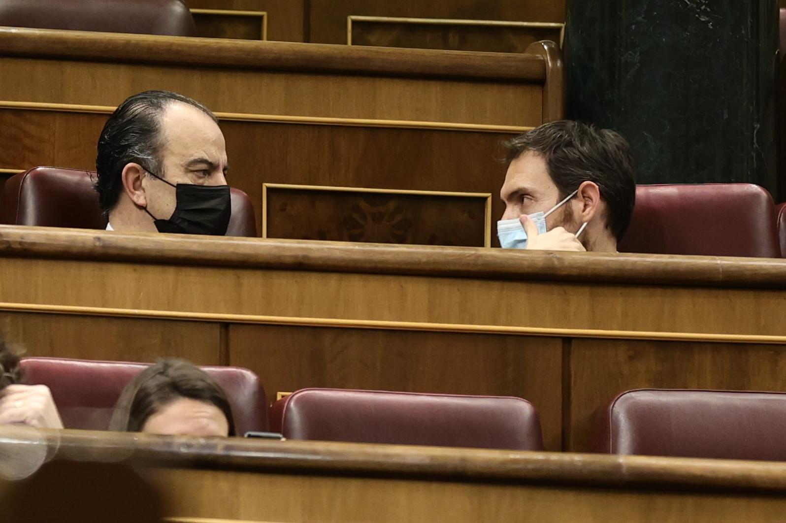 Carlos García Adanero (izquierda) y Sergio Sayas, durante el debate de la convalidación de la reforma laboral. Fuente: Europa Press.