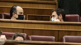 Carlos García Adanero (izquierda) y Sergio Sayas, durante el debate de la convalidación de la reforma laboral. Fuente: Europa Press.