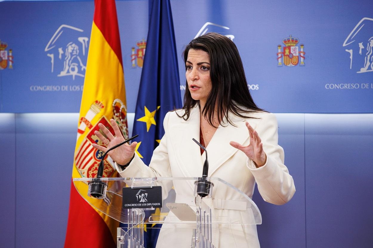 La secretaria general de Vox en el Congreso, Macarena Olona, da una rueda de prensa tras una sesión plenaria en el Congreso de los Diputados. EP