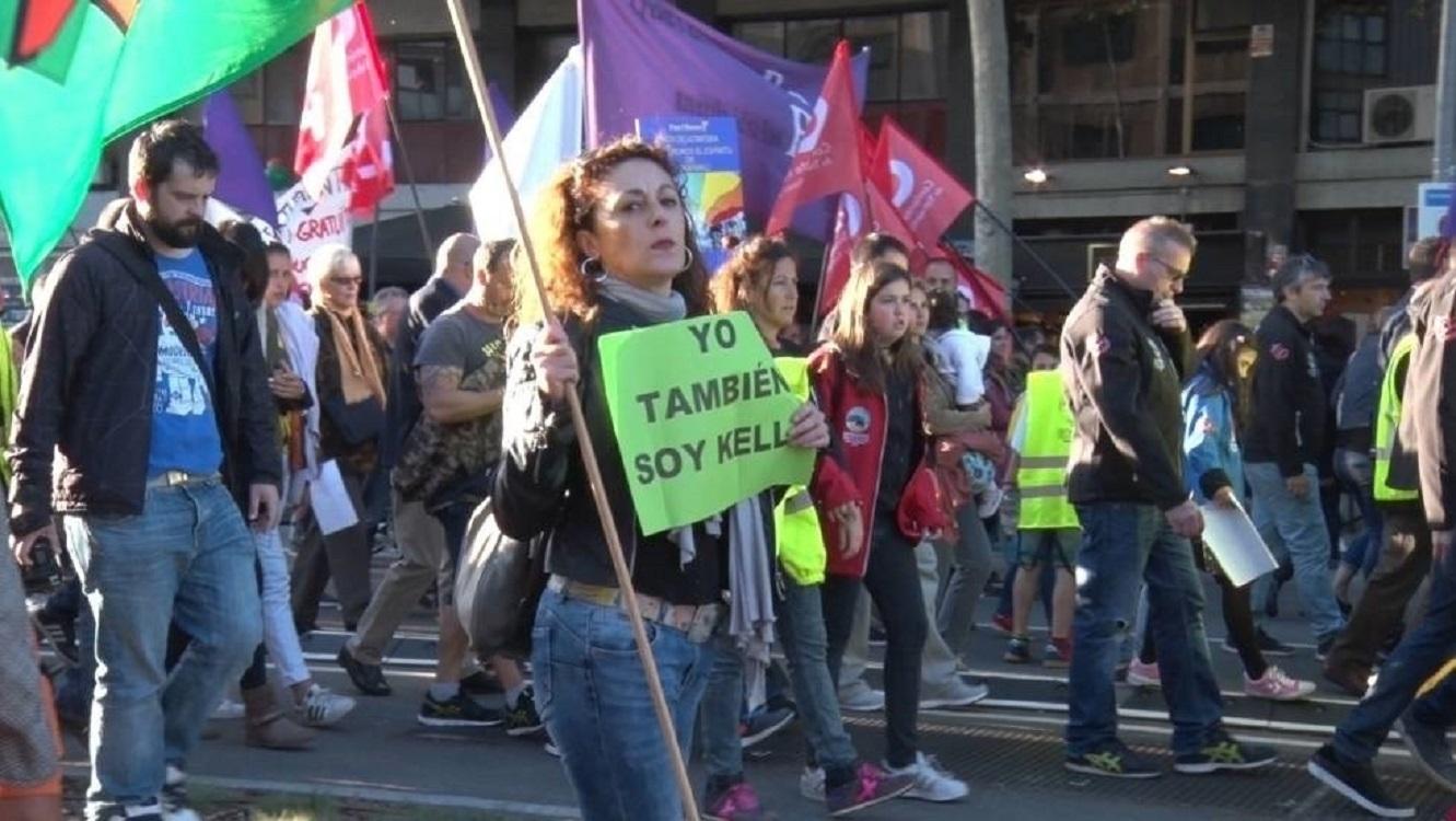 Una mujer se manifiesta en una concentración por los derechos de las camareras de piso ('kellys'). Europa Press