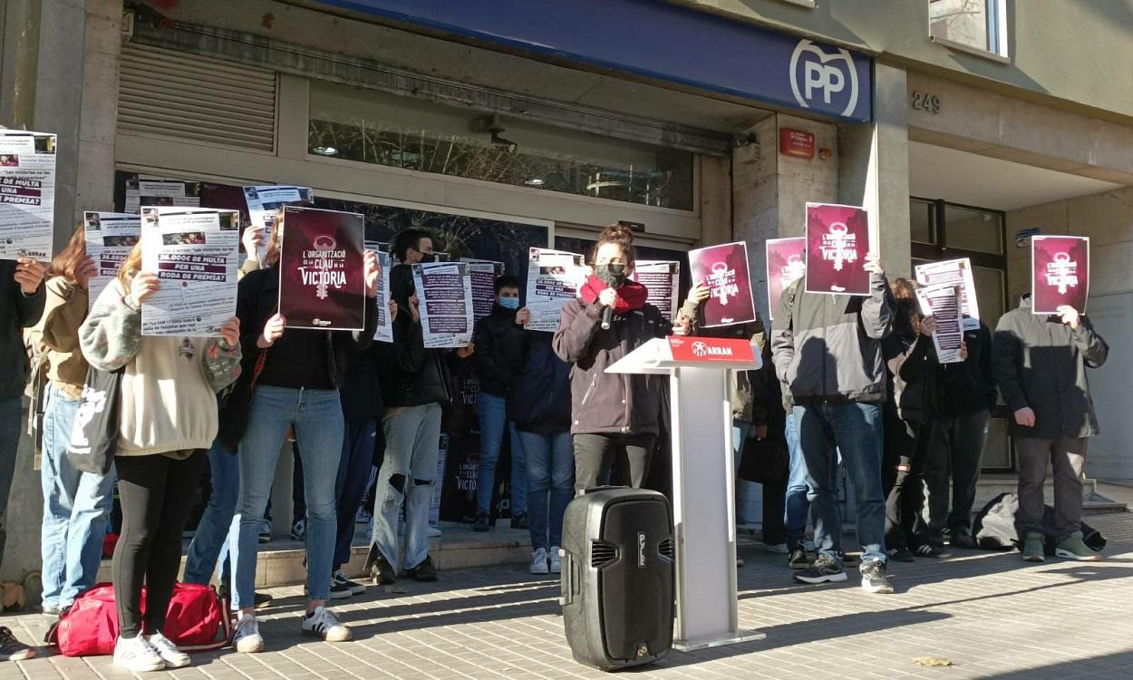 La organización Arran frente a la sede del PP en Barcelona.